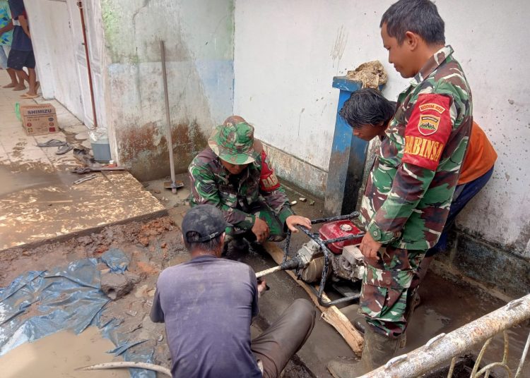 Personel Kodim 0211/Tapanuli Tengah, saat membuat sumur bor kedua   di lokasi pengungsian banjir SMA Negeri 1 Tukka, Kecamatan Tukka, Kabupaten Tapteng.(Satunusantara news/HO-Pendam I/BB).