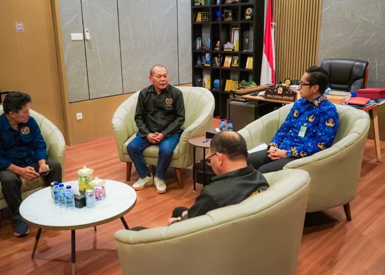 Wali Kota Medan, Rico Tri Putra Bayu Waas (kanan) saat menerima audiensi dari Panitia Natal PWI Provinsi Sumut, di Rumah Dinas Wali Kota Medan.(Satunusantara news/HO-Diskominfo Medan).