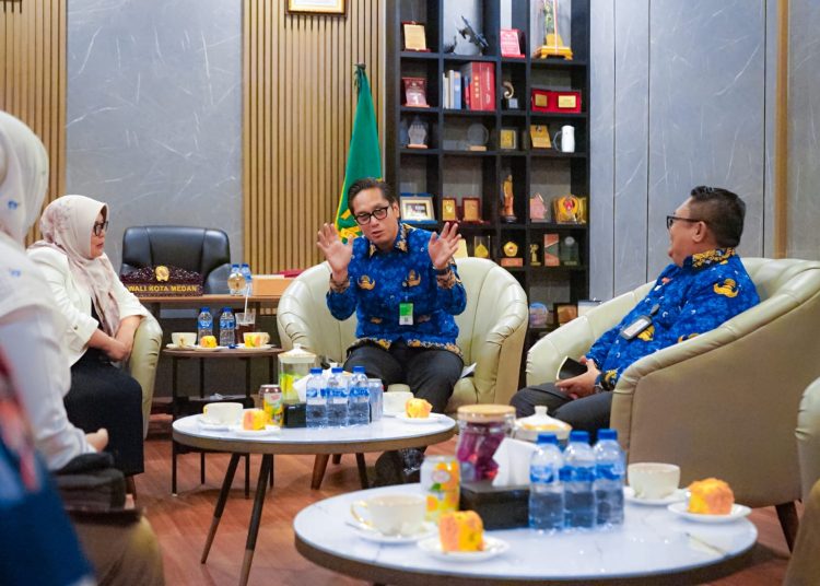 Wali Kota Medan, Rico Tri Putra Bayu Waas (tengah) saat menerima  audiensi Kepala BRMP Sumut, Siti Maryam Harahap beserta jajaran, di Rumah Dinas Wali Kota Medan.(Satunusantara news/HO-Diskominfo Medan).