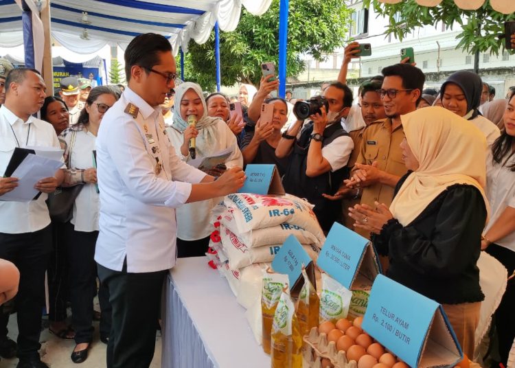 Wali Kota Medan Rico Tri Putra Bayu Waas (kanan) saat meninjau Pasar Murah yang digelar Pemko Medan.(Satu nusantara news/HO-Diskominfo Medan)