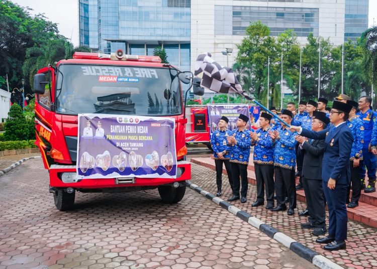 Wali Kota Medan, Rico Tri Putra Bayu Waas (kanan) ketika mengirimkan bantuan armada dan peralatan untuk pembersihan pascabanjir di Kabupaten Aceh Tamiang.(Satunusantara news/HO-Diskominfo Medan).