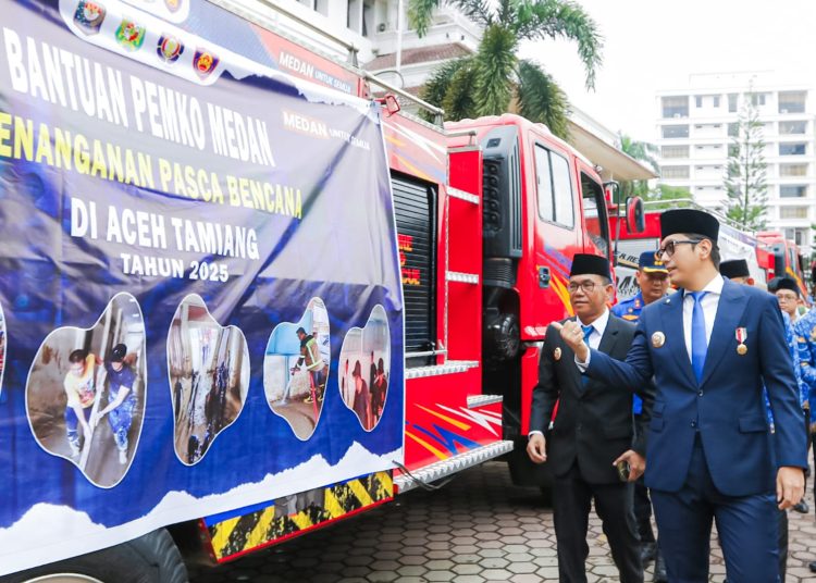 Wali Kota Medan Rico Tri Putra Bayu Waas (kanan) saat meninjau Damkarat yang dikirimkan ke Kabupaten Aceh Tamiang.(Satunusantara news/HO-Diskominfo Medan).