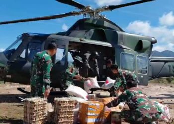 Satgas Yonif 122/TS drop bantuan logistik melalui jalur udara untuk warga terdampak banjir di Desa Simaninggir Tapteng