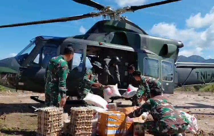 Satgas Yonif 122/Tombak Sakti melaksanakan droping bantuan logistik kemanusiaan melalui jalur udara untuk masyarakat terdampak bencana alam di Desa Simaninggir, Kabupaten Tapteng.(Satunusantara news/HO-Pendam I/BB)