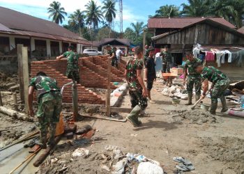 Satgas Kodam I/BB bersama warga lanjutkan pembangunan MCK darurat di Desa Huta Godang Tapsel