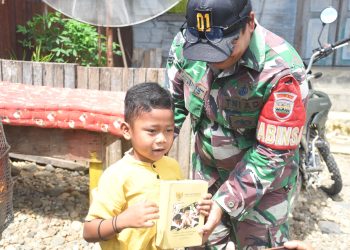 Satgas Arhanud 11/WBY salurkan susu bantuan Presiden RI untuk anak korban banjir di Desa Huta Godang Tapsel