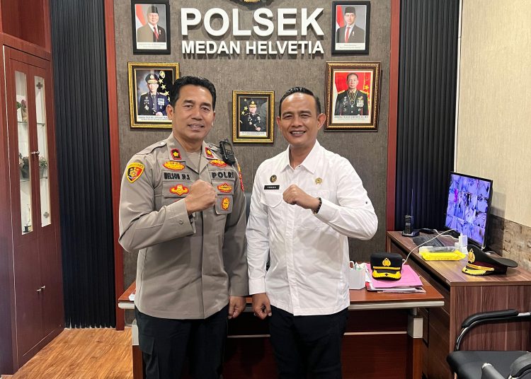 Kalapas Kelas I Medan, Fonika Affandi (kanan) saat berfoto dengan Kapolsek Medan Helvetia, Kompol  Nelson J.P. Sipahutar.(Satunusantara newss/HO-Lapas Medan).