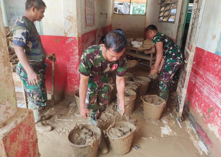 Personel Kodim 0211/Tapanuli Tengah, saat melaksanakan kegiatan korve pembersihan di SD 158502 Sibuluan Nauli, Kelurahan Sibuluan Nauli, Kecamatan Pandan, Kabupaten Tapteng.(Satunusantara news/HO-Pendam I/BB).