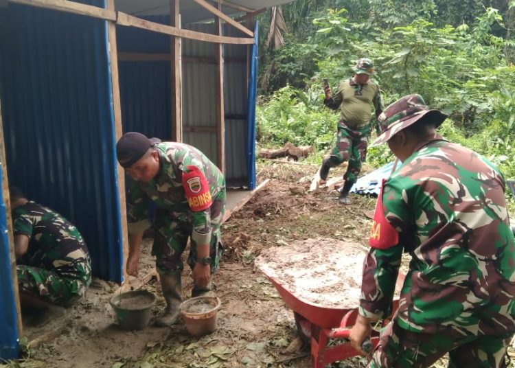 Personel Kodim 0211/Tapanuli Tengah, saat melaksanakan pembangunan fasilitas MCK di lokasi pengungsian HKBP Dusun I Pagaran Pinasa, Kabupaten Tapteng.(Satunusantara news/HO-Pendam I/BB).