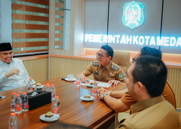 Wakil Wali Kota Medan, H. Zakiyuddin Harahap (tengah) saat menerima audiensi dari pengurus DPC Macan Asia Indonesia di Balai Kota.(Satunusantara news/HO-Diskominfo Medan)