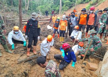 Satgas Yonif 125/SMB evakuasi korban longsor di Bonan Dolok, Kabupaten Humbang Hasundutan