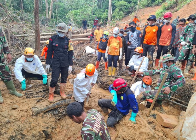 Satgas Yonif 125/Simbisa  saat mealukan evakuasi korban tertimbun tanah longsor di Desa Bonan Dolok, Kabupaten Humbahas.(Satunusantara news/HO-Pendam I/BB)