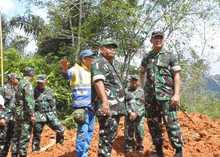 Pangdam I/BB  Mayjen TNI Hendy Antariksa (kanan) saat meninjau titik  longsor di Desa Simaninggir, Kecamatan Sitahuis, Kabupaten Tapteng.(Satunusantara news/HO-Pendam I/BB).