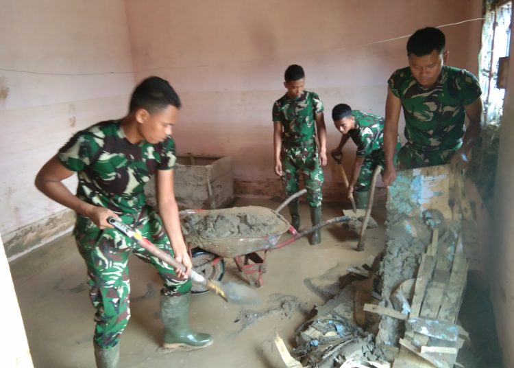 Satgas  Yon Armed 2/Kilap Sumagan , saat melaksanakan pembersihan  rumah   masyarakat terdampak banjir bandang di Desa Huta Godang, Kecamatan Batangtoru, Kabupaten Tapsel.(Satunusantara news/HO-Pendam I/BB).