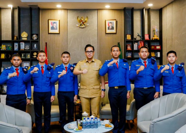 Wali Kota Medan Rico Tri Putra Bayu Waas (tengah) saat foto bersama dengan siswa SMA Taruna Nusantara di Rumah Dinas Wali Kota Medan.(Satunusantara news/HO-Diskominfo Medan).