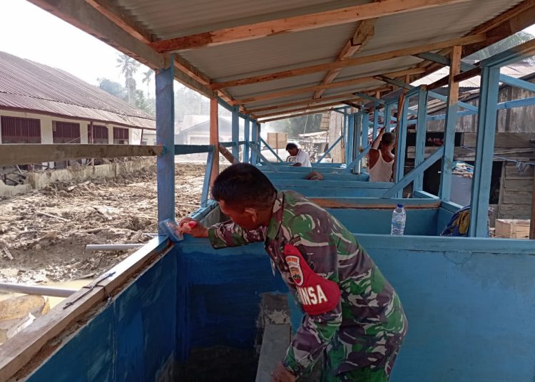 Personel Koramil 01/Batang Toru, saat mempercepat pembangunan MCK darurat di belakang SD Desa Huta Godang, Kecamatan Batang Toru, Kabupaten Tapsel.(Satunusantara news/HO-Pendam I/BB).