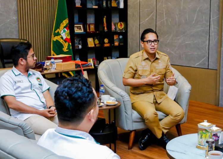 Wali Kota Medan Rico Tri Putra Bayu Waas (kanan) saat menerima  audiensi APPSI Kota Medan di Rumah Dinas Wali Kota Medan.(Satunusantara news/HO-Diskominfo Medan).