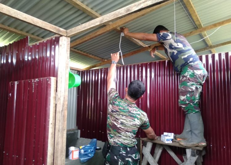 Personel Koramil 03/Sipirok, saat mengerjakan  pembangunan fasilitas MCK di lokasi pengungsian Madrasah Dusun Purba Tua, Desa Marsada, Kecamatan Sipirok, Kabupaten  Tapsel.(Satunusantara news/HO-Pendam I/BB).