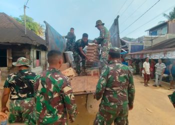 Satgas Kodam I/BB salurkan bantuan sembako kepada pengungsi di Kelurahan Sipange Tapteng