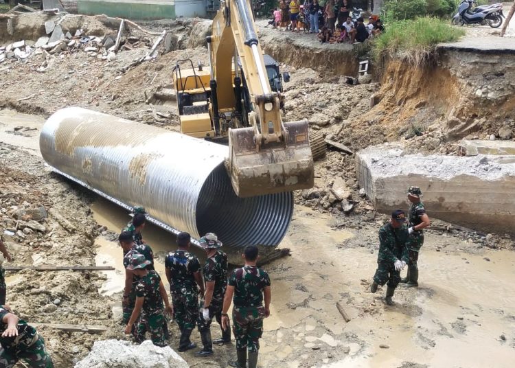 Personel Kodim 0203/Langkat melanjutkan pengerjaan pembangunan jembatan Aramco di Dusun VI, Desa Sei Litur Tasik, Kecamatan Sawit Seberang, Kabupaten Langkat.(Satunusantara news/HO-Pendam I/BB).
