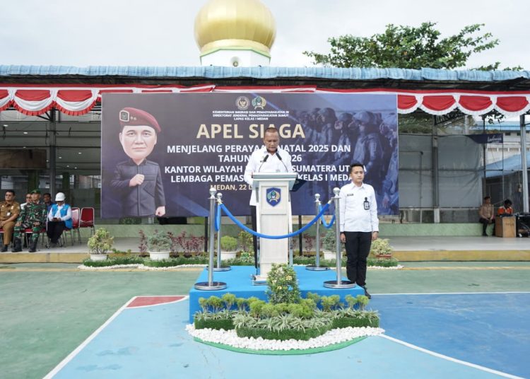 Kakanwil Ditjenpas Sumut, Yudi Suseno (tengah) pada  Apel Siaga dalam rangka peningkatan kewaspadaan menjelang Perayaan Natal 2025 dan Tahun Baru 2026 di Lapas Kelas I Medan.(Satunusantara news/HO-Lapas Medan)