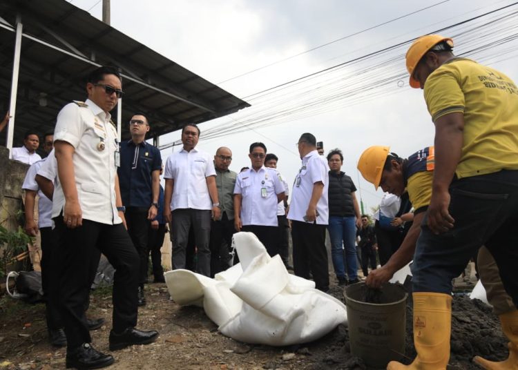 Wali Kota Medan Rico Tri Putra Bayu Waas (kiri) saat menyaksikan  penerimaan bantuan Geobag  di pinggiran Sungai Sei Batuan, Kelurahan Harjosari, Kecamata Medan Amplas, Kota Medan.(Satunusantara news/HO-Diskominfo Medan).