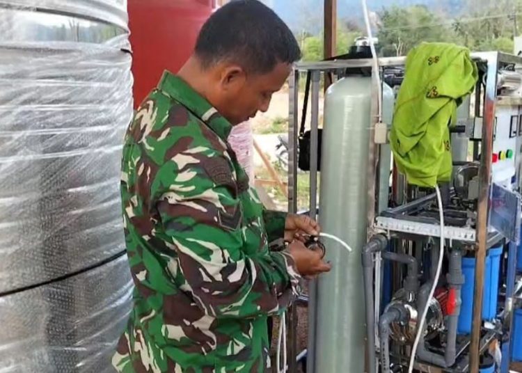 Personel Kodim 0211/Tapanuli Tengah, saat melaksanakan pemasangan satu unit mesin water treatment RO dari Kemenhan dan Unhan untuk para pengungsian korban banjir di Simpang Hutanabolon Sipange, Kecamatan Tukka, Kabupaten Tapteng.(Satunusantara news/HO-Pendam I/BB).