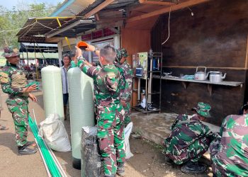 Satgas Yonzipur I/DD bersama Babinsa Koramil 01/BT pasang water treatment di Desa Batu Hula Tapsel