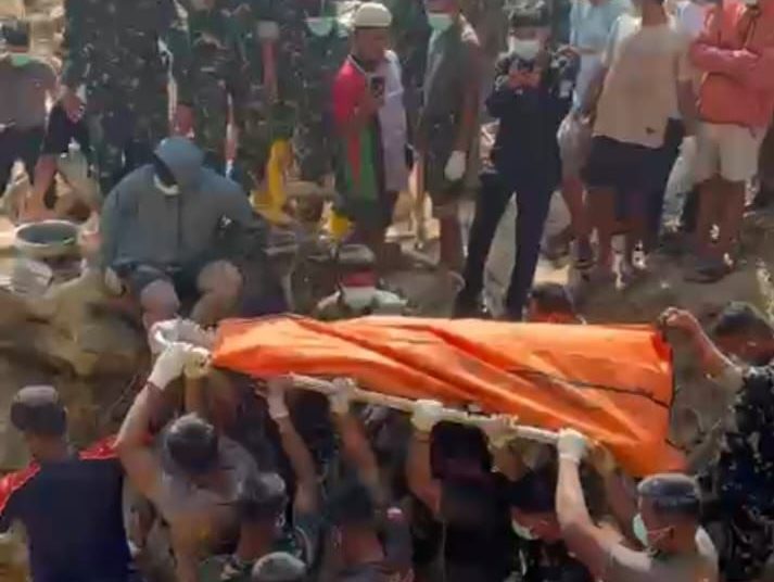 Personel Kodim 0211/Tapanuli Tengah bersama unsur terkait berhasil menemukan korban yang tertimbun tanah longsor di Jalan SM Raja, Lingkungan III, Gang Budi Sehati, Kelurahan Pancuran Gerobak, Kecamatan Sibolga Kota, Sibolga.(Satunusantara news/HO-Pendam I/BB).