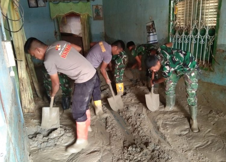 Personel  Kodim 0212/TS melalui bersama Yon Armed 2/Kilap Sumagan, Yon TP 905 Manduamas, Marinir 1 Cilandak Jakarta Selatan, serta satuan Brimob melaksanakan kegiatan pembersihan pascabanjir bandang di Desa Huta Godang, Kecamatan Batangtoru, Kabupaten Tapsel.(Satunusantara news/HO-Pendam I /BB).