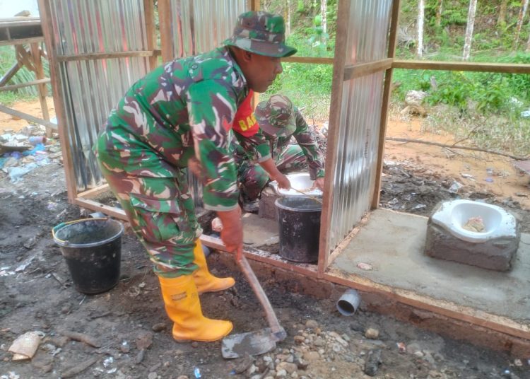 Personel  Kodim 0211/Tapanuli Tengah, saat melaksanakan pembangunan fasilitas MCK di lokasi pengungsian SDN Sipange 2, Kelurahan Sipange, Kecamatan Tukka, Kabupaten Tapteng.(Satunusantara news/HO-Pendam I/BB).