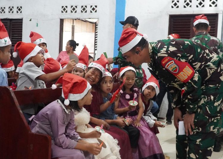 Personel Kodim 0210/Tapanuli Utara, saat menggelar kegiatan Perayaan Natal bersama warga yang terdampak bencana alam di Gereja HKI Parsingkaman, Desa Pagaran Lambung I, Kecamatan Adian Koting, Kabupaten Taput.(Satunusantara news/HO-Pendam I/BB).