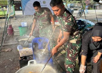 Satgas Kodam I/BB bantu masyarakat operasikan dapur umum di Posko Pengungsian Banjir di Batang Toru Tapsel