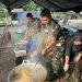 Satgas Kodam I/BB bantu masyarakat operasikan dapur umum di Posko Pengungsian Banjir di Batang Toru Tapsel