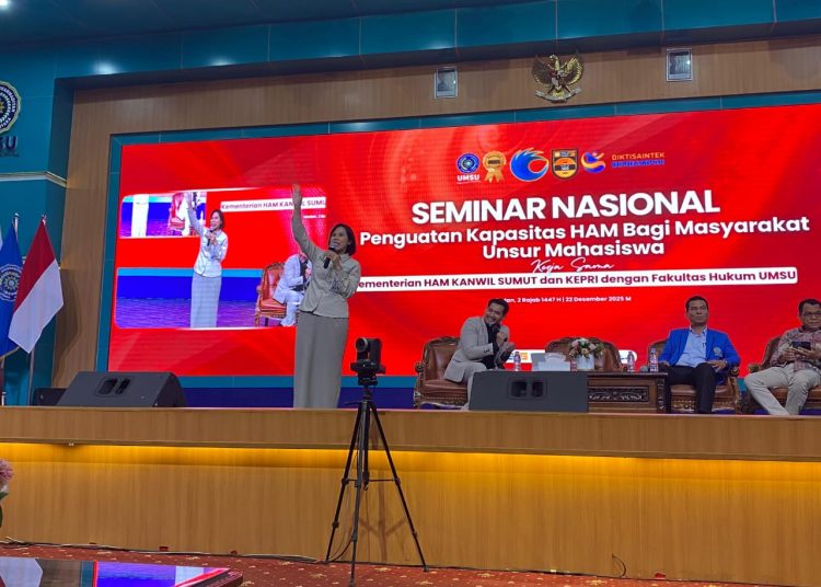 Kakanwil KemenHAM Sumut, Dr. Flora Nainggolan (kiiri) sebagai pembicara pada seminar narkoba di Auditoroium UMSU Medan.(Satunusantara news/HO-Kanwil KemenHAM Sumut).