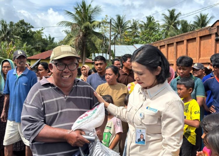 Kakanwil KemenHAM Sumut, Flora Nainggolan (kanan) saat menyerahkan  bantuan sosial bagi  warga yang terdampak banjir di Desa Pekubuan, Kecamatan Tanjung Pura, dan Desa Sekoci, Kecamatan Besitang, Kabupaten Langkat.(Satunusantara news/HO-Kanwil KemenHAM Sumut).