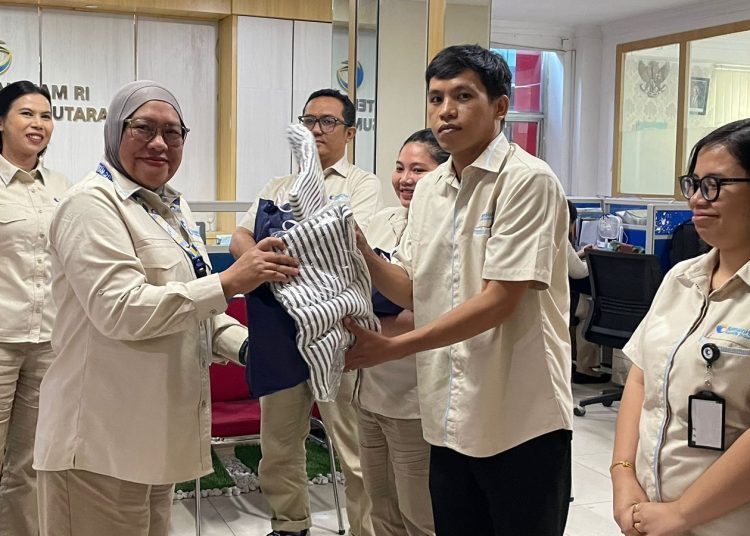 Direktur Penguatan Kapasitas HAM Aparatur Negara, Novie Soegiharti (tengah) saat menyerahkan bantuan kepada pegawai terdampak banjir di Kanwil KemenHAM Sumut.(Satunusantara news/HO-Kanwil KemenHAM Sumut)