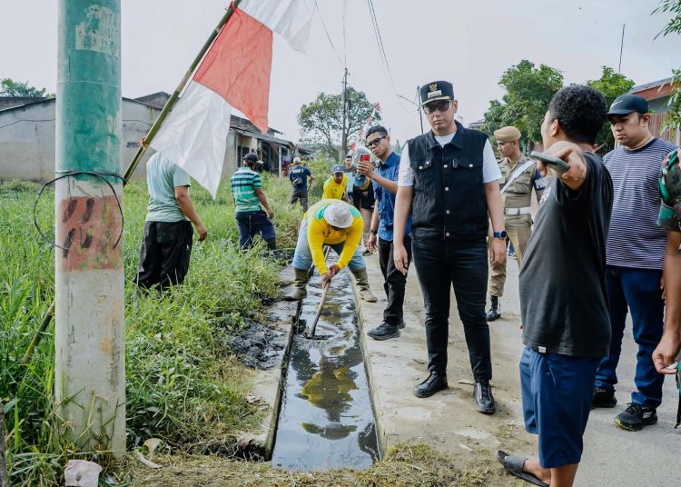 Wali Kota Medan Rico Tri Putra Bayu Waas (tengah) saat menyaksikan langsung Gotong Royong Raya di  Kelurahan Tanjung Gusta, Kecamatan Medan Helvetia, Kota Medan.(Satunusantara news/HO-Dinas Kominfo Medan).