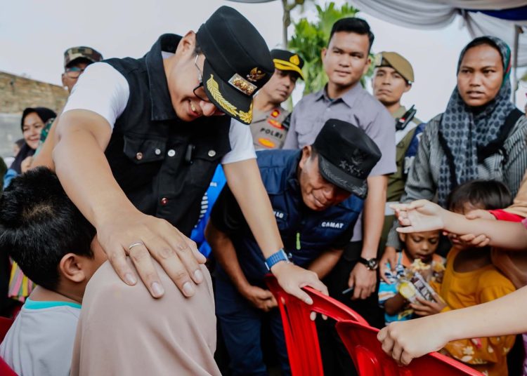 Wali Kota Medan Rico Tri Putra Bayu Waas (kiri ) turun langsung mendengarkan keluhan warga saat kegiatan Sapa Warga di Kelurahan Tanjung Gusta, Kecamatan Medan Helvetia, Kota Medan.(Satunusantara news/HO-Diskominfo Medan).