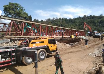 Satgas Yonzipur I/DD bersama PT Nindya Karya lanjutkan pemasangan Jembatan Bailey di Desa Garoga Tapsel