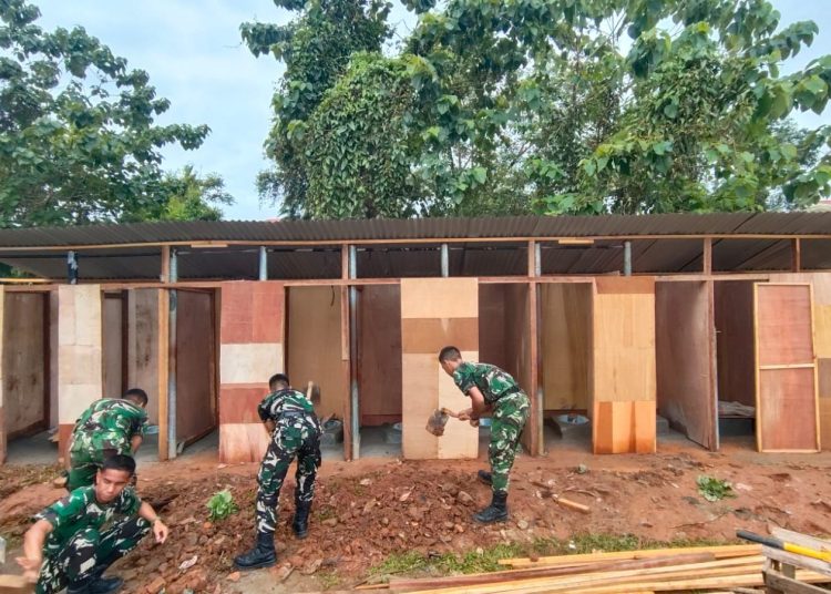 Satgas  Kodam I/Bukit Barisan, saat melaksanakan pembangunan fasilitas MCK untuk pengungsi bencana banjir dan tanah longsor di GOR Pandan, Kelurahan Pandan, Kecamatan Pandan, Kabupaten  Tapteng.(Satunusantara news/HO-Pendam I/BB).