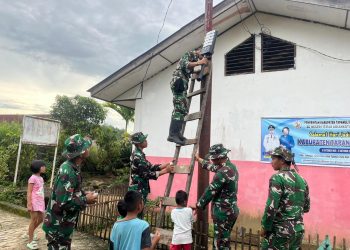 Satgas Kodam I/BB pasang 13 unit lampu jalan tenaga surya di Desa Adiankoting Taput