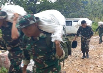 Satgas Kodam I/BB bersama Yonif TP 905/TS jalan kaki salurkan bantuan logistik warga di Desa Bonan Dolok Tapteng