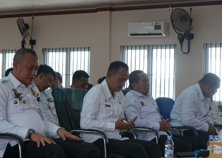 Kepala  Lapas Kelas I Medan, Fonika Affandi (tengah) saat mengikuti  kegiatan Refleksi Akhir Tahun 2025 yang diselenggarakan oleh Kementerian Imigrasi dan Pemasyarakatan secara virtual di Aula Gedung II Lt.2 Lapas Medan.(Satunusantara news/HO-Lapas Medan).