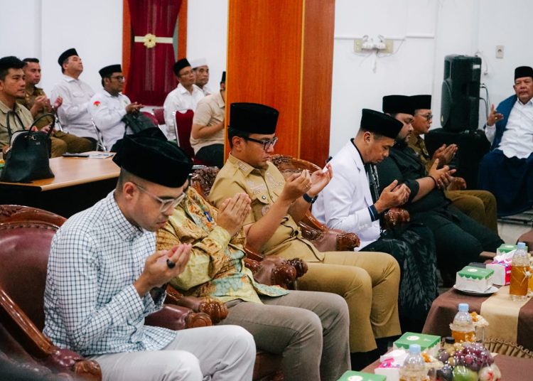 Wali Kota Medan, Rico Tri Putra Bayu Waas  (tiga kiri) saat  acara Muhasabah, Tausiah dan Doa Akhir Tahun yang diselenggarakan MUI Kota Medan.(Satunusantara news/HO-Diskominfo Medan).