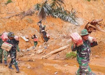 Satgas Kodam I/BB laksanakan patroli jalan kaki bagikan logistik di wilayah terisolir Desa Si Giring-Giring Tapteng