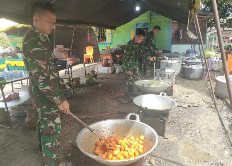 Satgas Kodam I/Bukit Barisan mengoperasikan dapur umum lapangan untuk membantu warga terdampak bencana alam banjir di Desa Tolang Julu, Kecamatan Sayurmatinggi, Kabupaten Tapsel.(Satunusantara news/HO-Pendam I/BB).