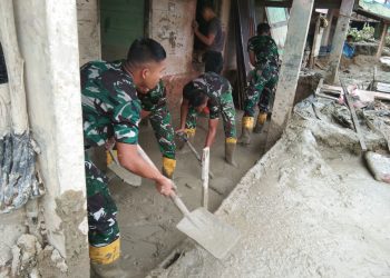 Satgas Kodim 0212/TS bersama Polri lanjutkan kegiatan pembersihan dampak banjir di Batangtoru Tapsel