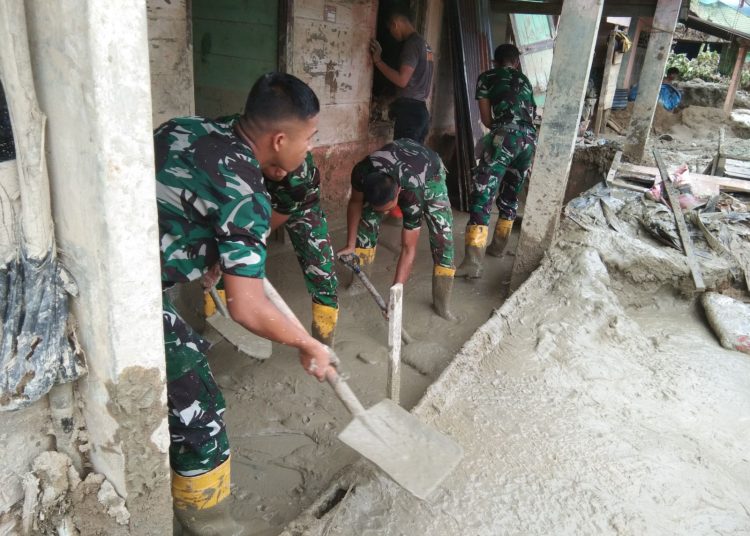 Satgas  Kodim 0212/Tapanuli Selatan, saat  melanjutkan kegiatan pembersihan dampak banjir bandang di Desa Huta Godang, Kecamatan Batangtoru, Kabupaten Tapsel.(Satunusantara news/HO-Pendam I/BB).