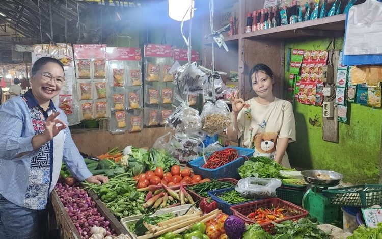 Petugas KemenHAM Sumut, saat memantau komoditas pangan seperti sayuran, cabai, dan tomat menjelang Natal 2025 dannTahun Baru 2026 di salah satu Pusat Pasar di Kota Medan.(Satunusantara news/HO-Kanwil KemenHAM Sumut)